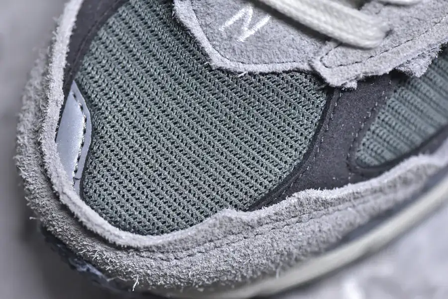 New Balance 2002R Classic Sneaker