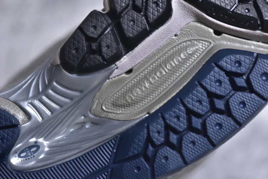 New Balance 2002R Classic Sneaker