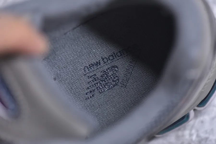 New Balance 2002R Classic Sneaker