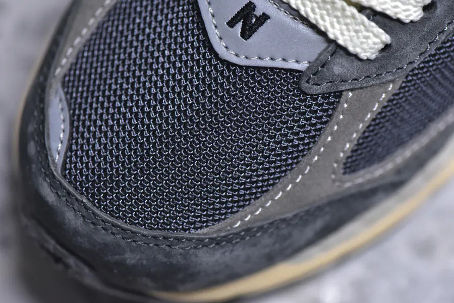 New Balance 2002R Classic Sneaker