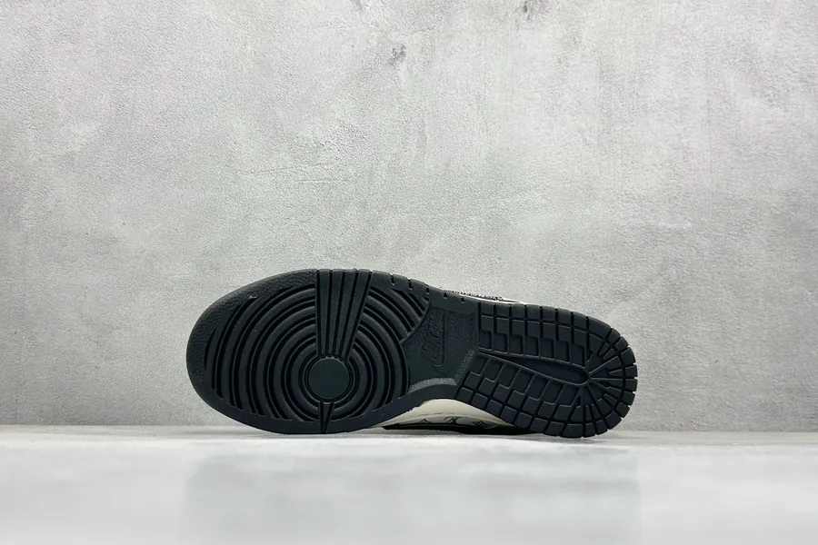 Nike SB Dunk Low LV Collaboration Low Top Sneakers