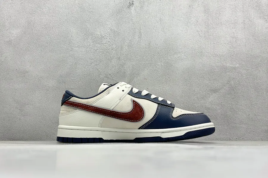 Nike SB Dunk Low x The North Face Mini Hook