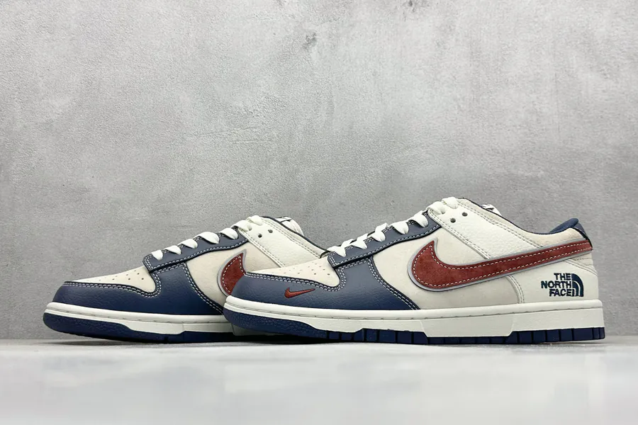 Nike SB Dunk Low x The North Face Mini Hook