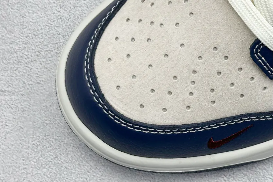 Nike SB Dunk Low x The North Face Mini Hook