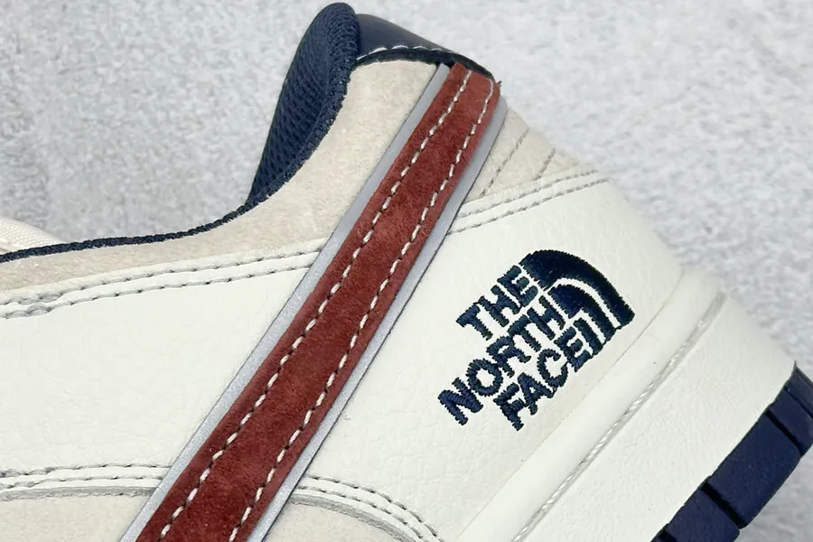Nike SB Dunk Low x The North Face Mini Hook