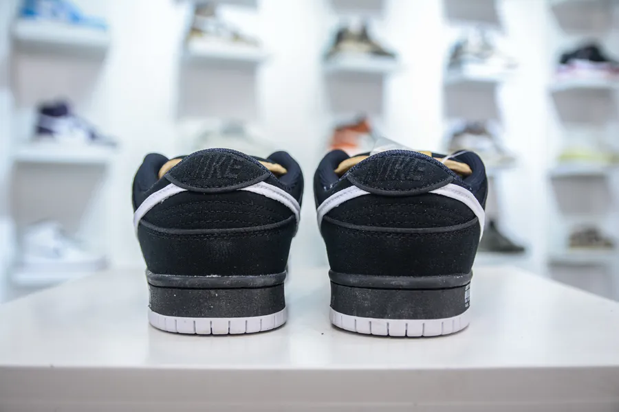 NIKE SB Dunk Low Exclusive Edition