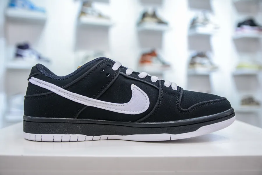 NIKE SB Dunk Low Exclusive Edition