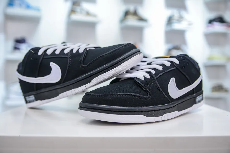 NIKE SB Dunk Low Exclusive Edition