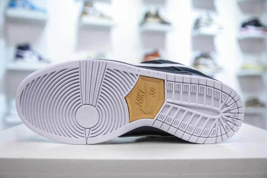 NIKE SB Dunk Low Exclusive Edition