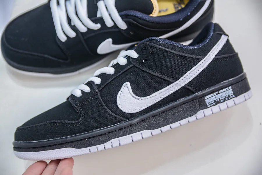 NIKE SB Dunk Low Exclusive Edition