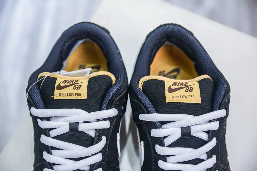 NIKE SB Dunk Low Exclusive Edition
