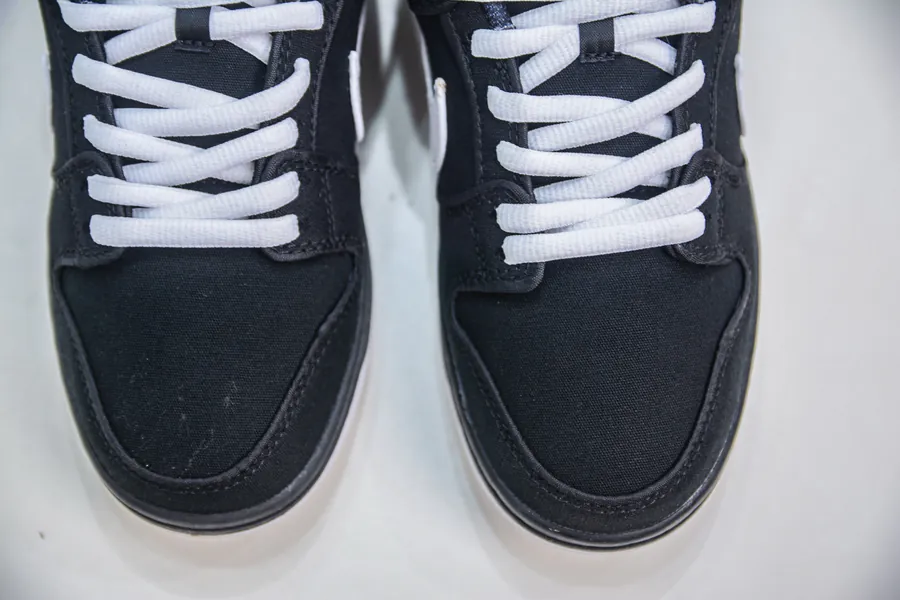 NIKE SB Dunk Low Exclusive Edition