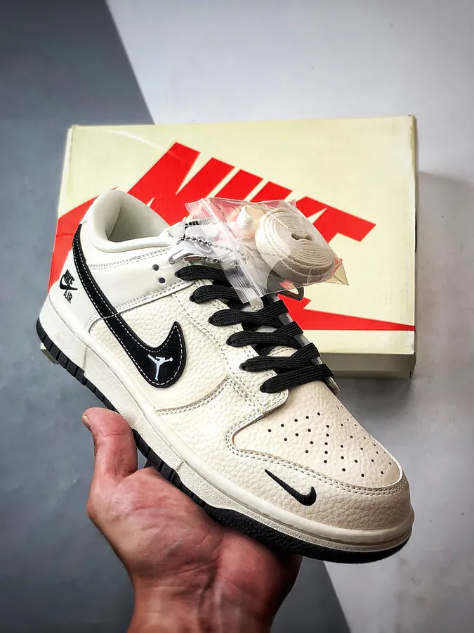 NK Dunk Low Retro in Premium Material
