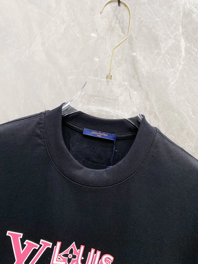 LV 25SS Round Neck T Shirt Classic Color, Modern Style