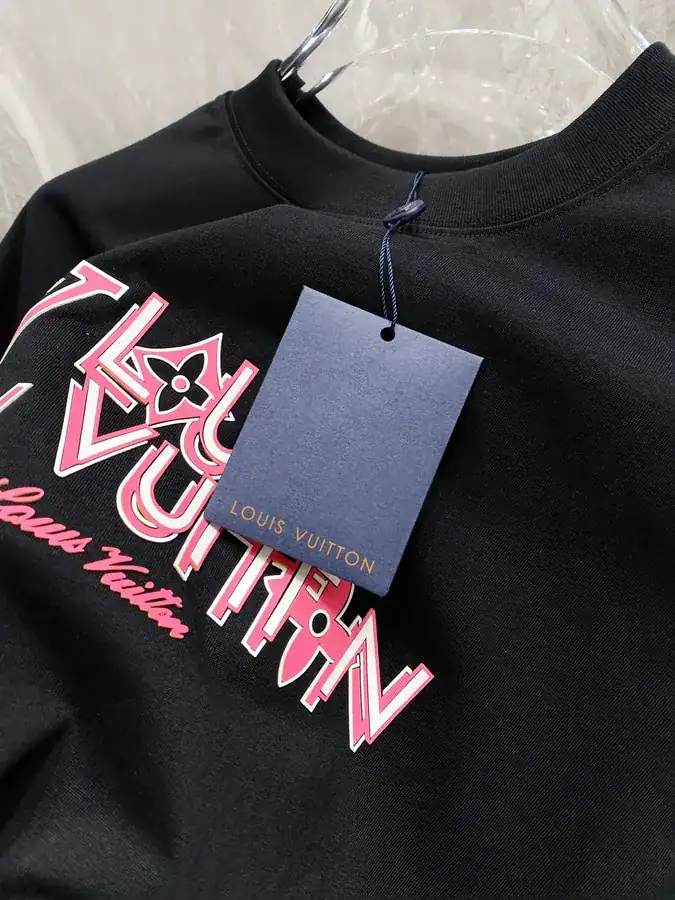 LV 25SS Round Neck T Shirt Classic Color, Modern Style
