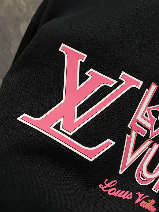 LV 25SS Round Neck T Shirt Classic Color, Modern Style