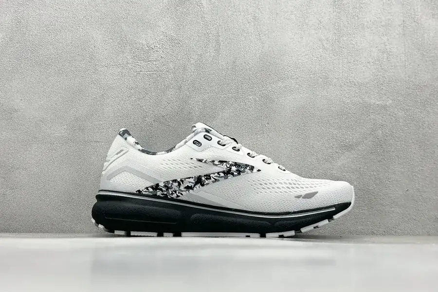 Brooks Ghost 15th Generation Low Top Running Shoes