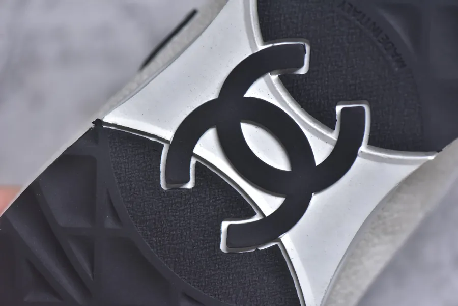 CHANEL 25 Low Top Casual Shoes