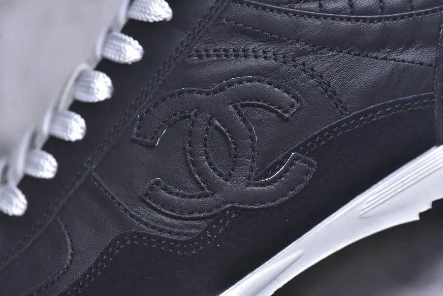 CHA NEY 25 Low Top Sneakers with Retro Design