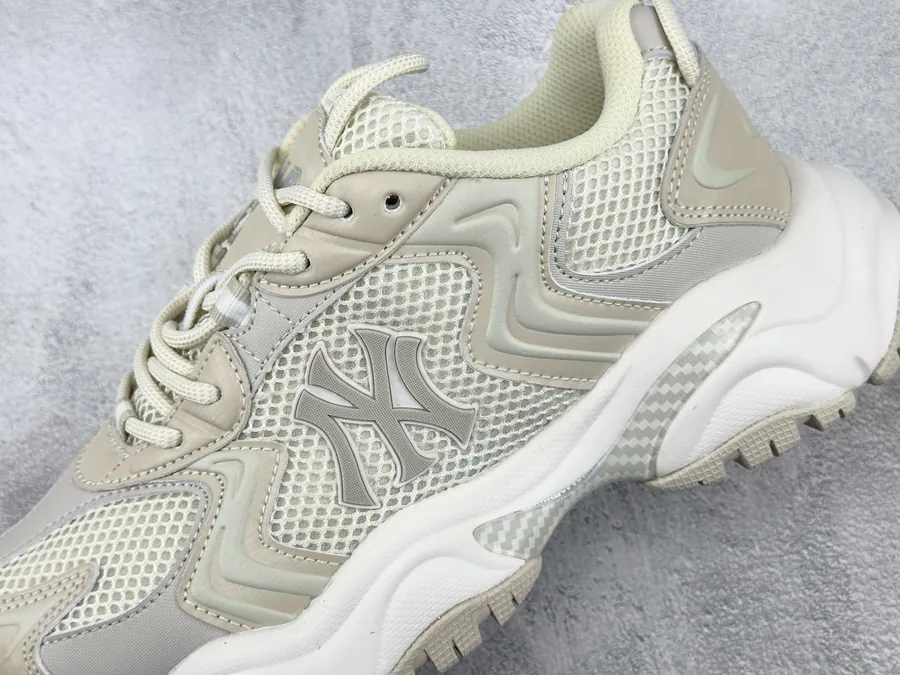 MLB New York Yankees Bucket Bag in Cream