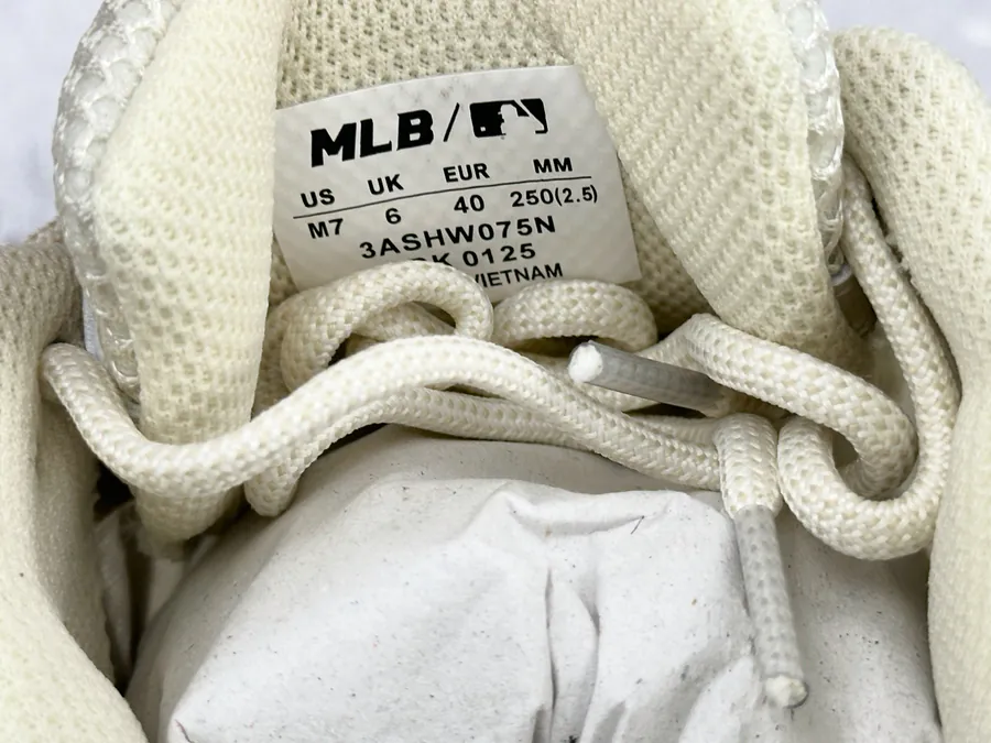 MLB New York Yankees Bucket Bag in Cream