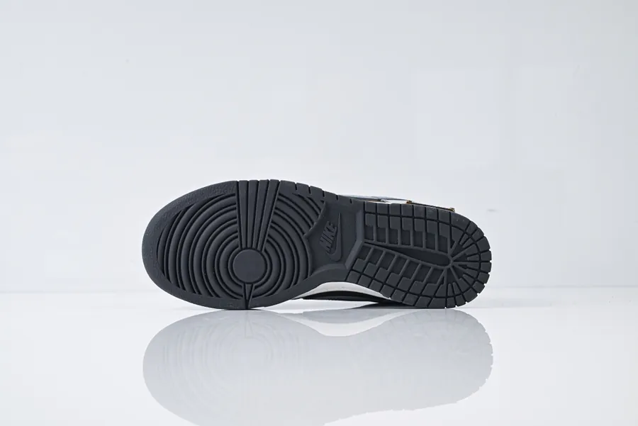 Nike Dunk Low Love & Peace in Gray Brown