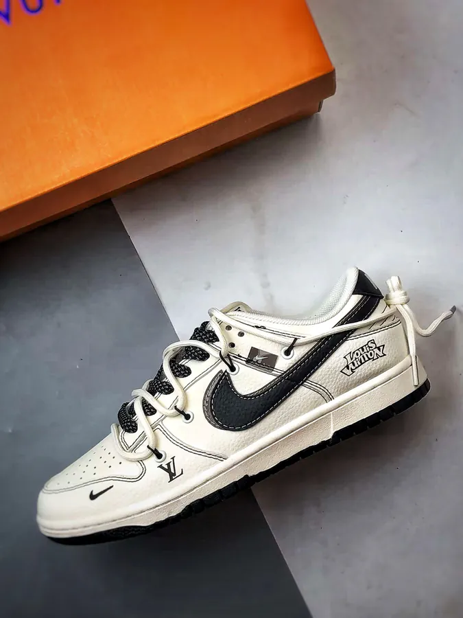 LV High End Customized Low Top Sneaker with Dual Hook Design