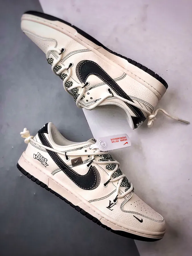LV High End Customized Low Top Sneaker with Dual Hook Design