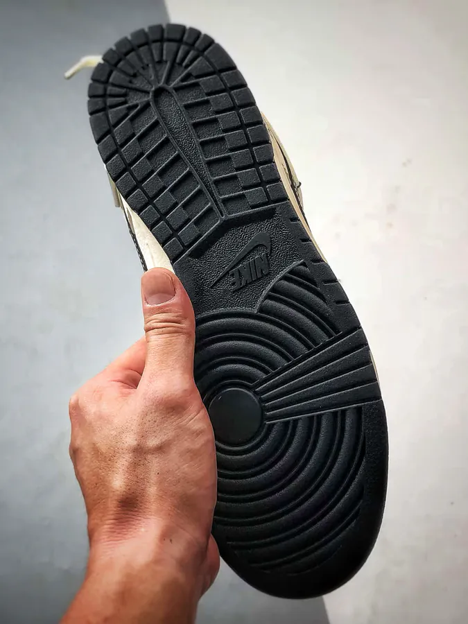 LV High End Customized Low Top Sneaker with Dual Hook Design