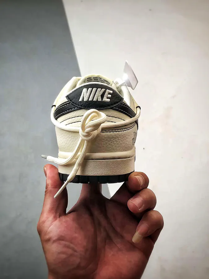 LV High End Customized Low Top Sneaker with Dual Hook Design