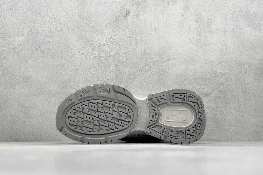 MLB New York Yankees Curve Runner Low Top Sneaker