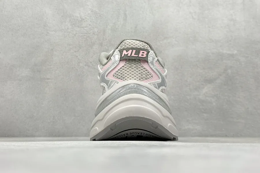 MLB New York Yankees Curve Runner Low Top Sneaker