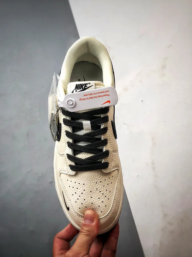 NK Dunk Low Retro in Premium Material
