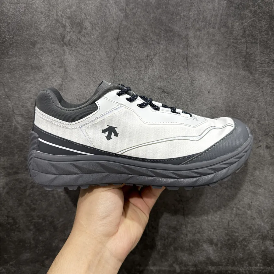 DESCENTE Terrain D Low Top Comfortable Slip Resistant Durable Lifestyle Sneaker
