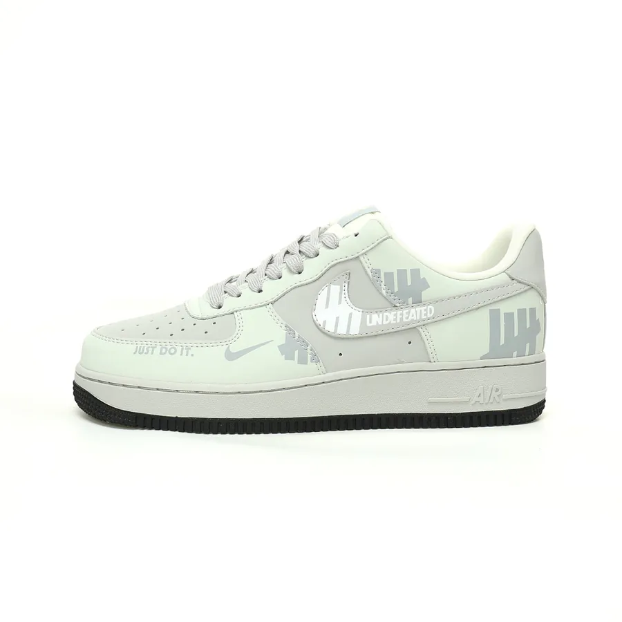 UNDEFEATED x Nike Air Force 1'07 Low Classic Low Sneaker