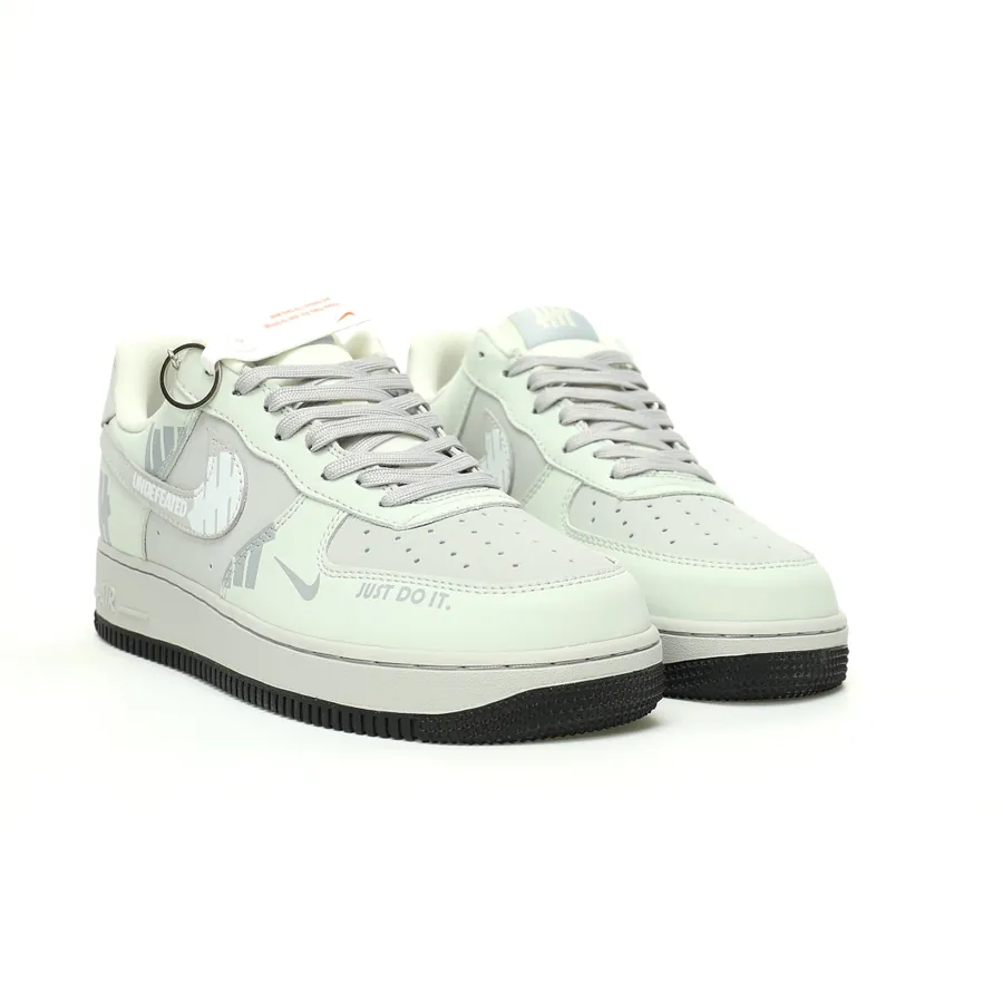 UNDEFEATED x Nike Air Force 1'07 Low Classic Low Sneaker