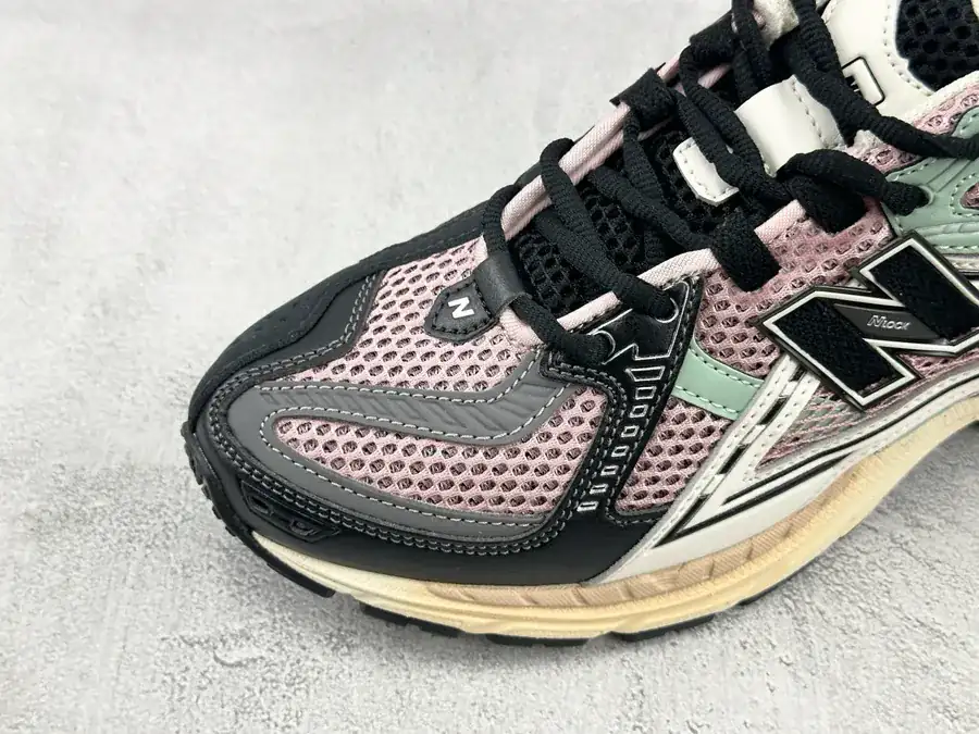 New Balance NB 1906 in Pink Black