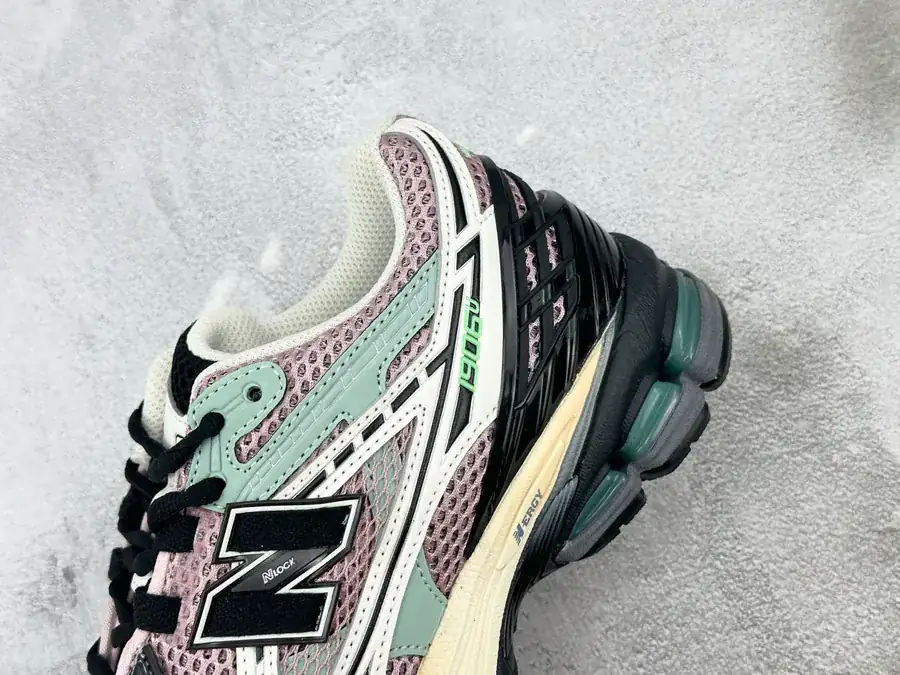 New Balance NB 1906 in Pink Black