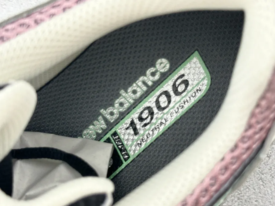 New Balance NB 1906 in Pink Black
