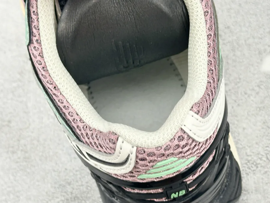 New Balance NB 1906 in Pink Black