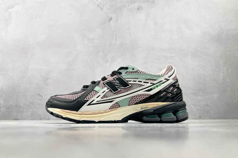 New Balance NB 1906 in Pink Black
