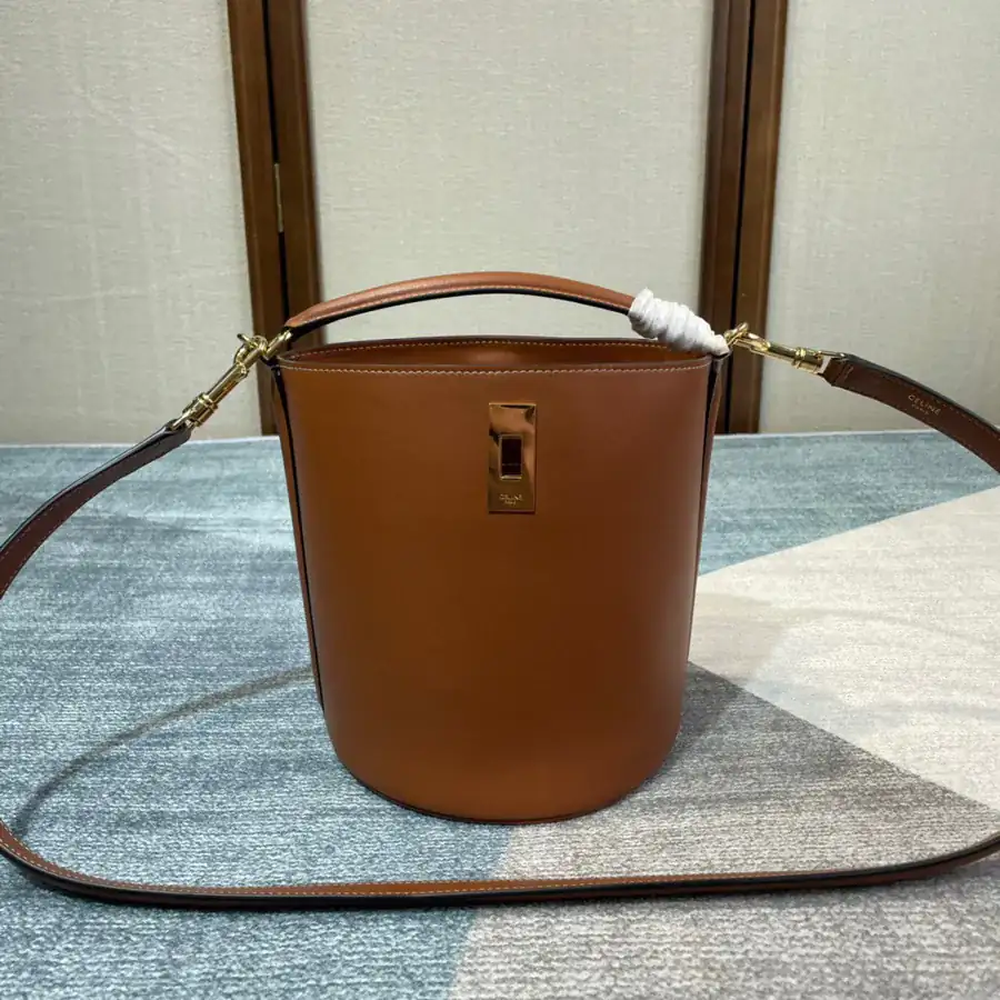 549 Teen Bucket Classic Bucket Bag in Brown