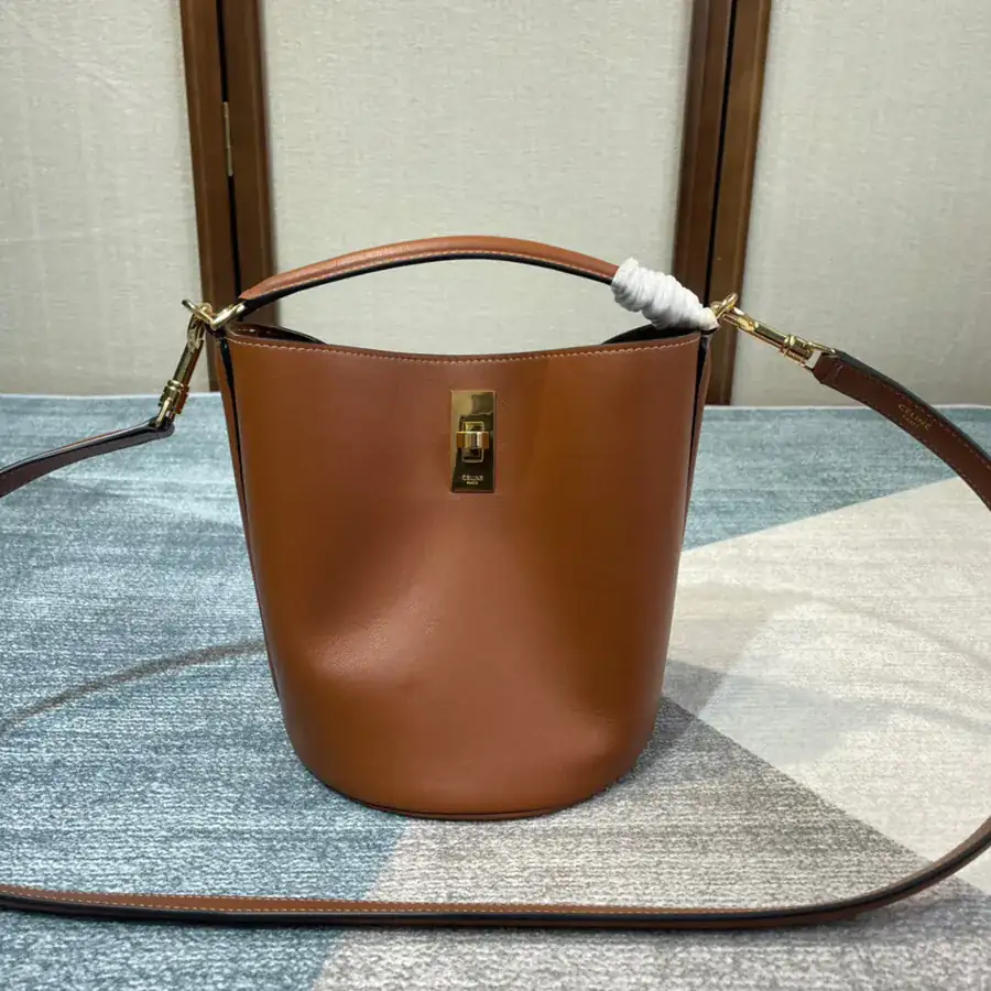 549 Teen Bucket Classic Bucket Bag in Brown