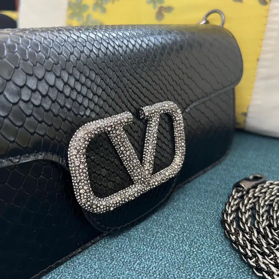V Garavani Mini Loc Handbag Large