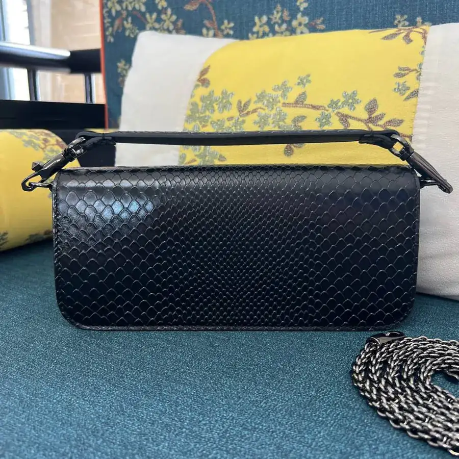 V Garavani Mini Loc Handbag Large