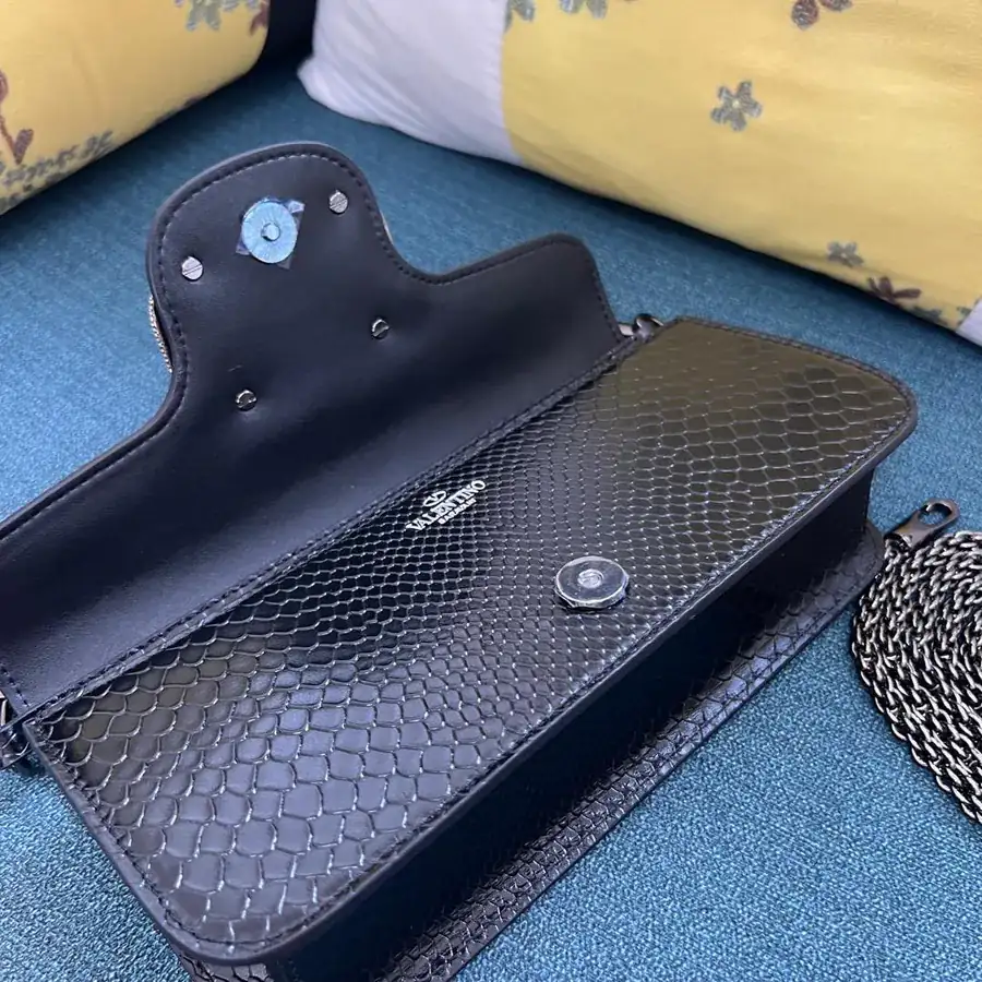 V Garavani Mini Loc Handbag Large