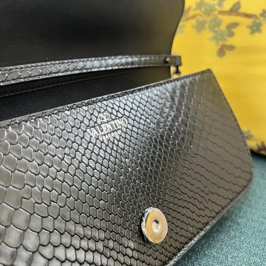 V Garavani Mini Loc Handbag Large