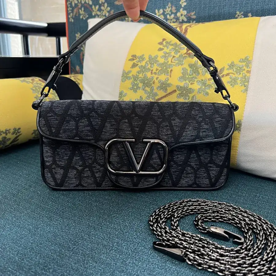 V Logo Signature Bucket Bag in Locò Leather