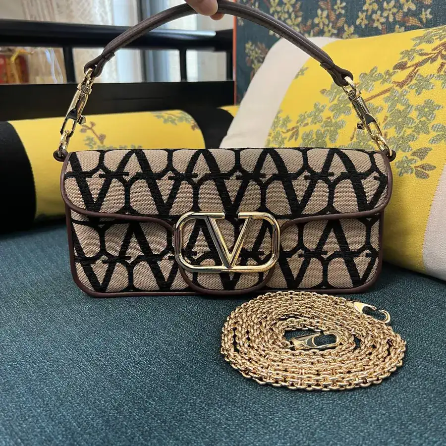 V Logo Signature Bucket Bag in Locò Leather