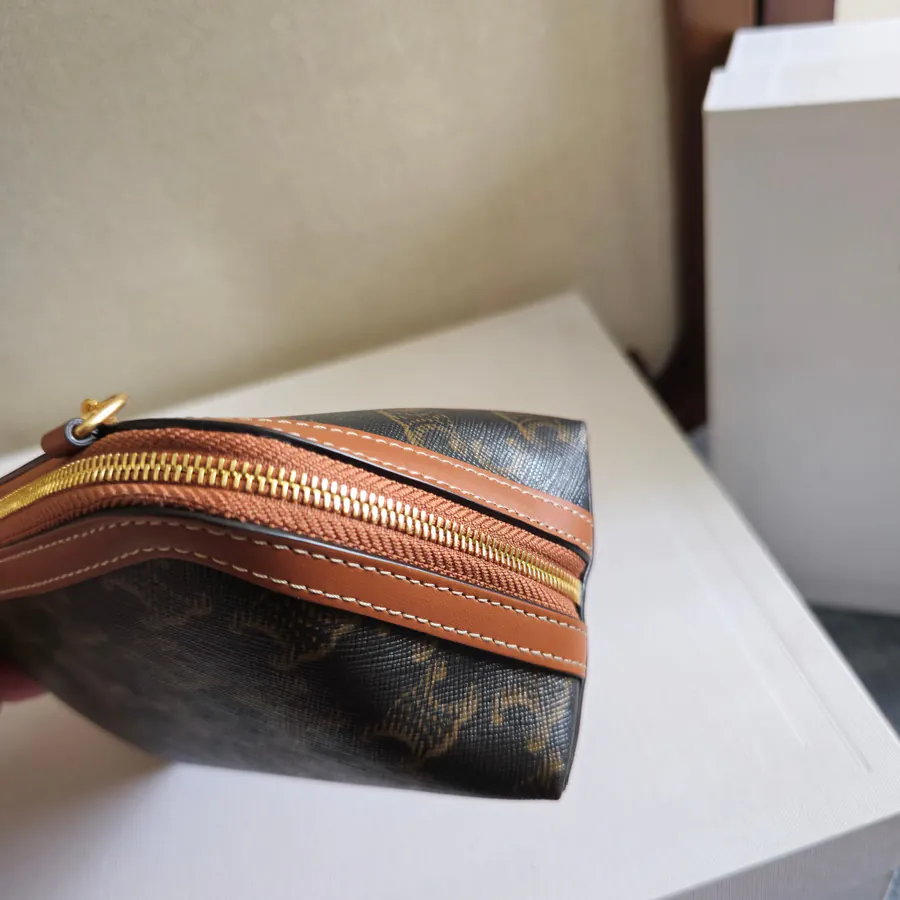 TrioMPHE New Season Chain Closure Leather Crossbody Bag
